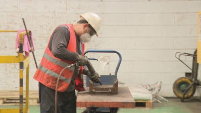 Los trabajadores industriales, entre los más demandados por las empresas aragonesas.