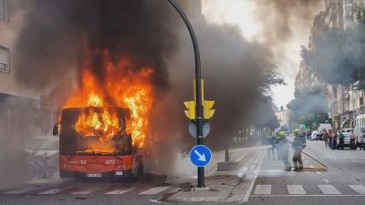 Un incendio en un autobús urbano de Zaragoza provoca una intensa columna de humo.