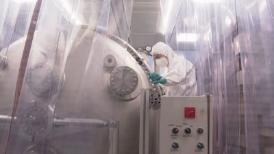 Científicos trabajando en el laboratorio subterráneo de Canfranc.