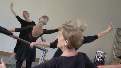 Mujeres mayores de 65 años practicando danza.