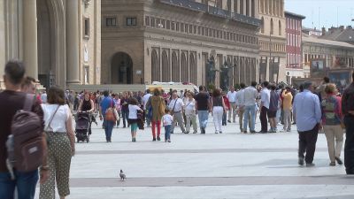 Turistas este sábado en la plaza del Pilar de Zaragoza.