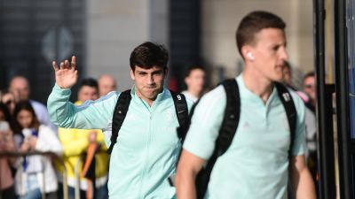 Iván Azón, a la llegada del Real Zaragoza a La Romareda. Foto: Real Zaragoza.
