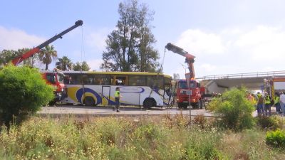 El autobús siniestrado es retirado de la calzada. / Forta