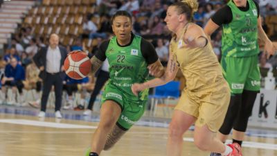 Tanaya Atkinson durante un encuentro con Araski.