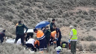 El hombre es atendido en el lugar antes de ser evacuado. / Guardia Civil Teruel