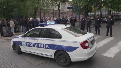 Vehículo de la policía serbia en las inmediaciones del centro escolar. / Reuters