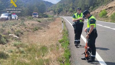Varios agentes en el lugar del accidente en Puente de Montañana (Huesca). / Guardia Civil