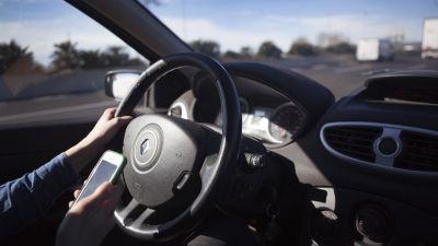 El uso del teléfono móvil es una de las principales causas de distracción al volante. | Europa Press
