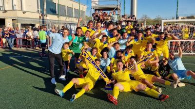 Los jugadores del Almudévar celebran su pase a la final del play-off.