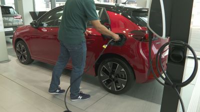 Recarga de un vehículo eléctrico.