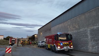 La empresa afectada, horas después de la intervención de los bomberos.