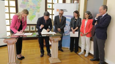 La consejera de Economía, Planificación y Empleo, Marta Gastón, firma un protocolo de colaboración con el director ejecutivo de Movilidad Iberia de Repsol, José Barreiro