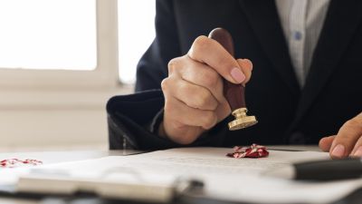 Notario realizando trámites en su despacho. / Freepik