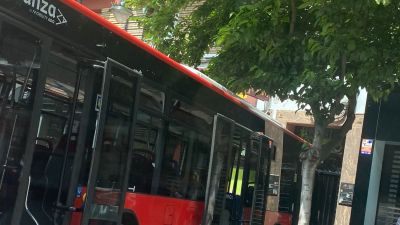 Un autobús se empotra contra la fachada de un edificio en Zaragoza