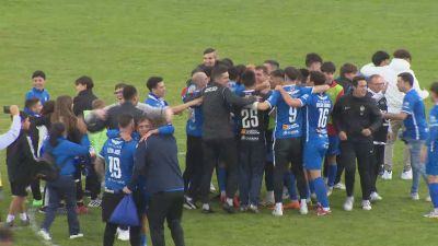 Celebración de los jugadores del Utebo FC con sus aficionados.