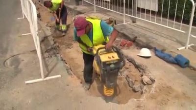 Varias personas trabajando en una obra.