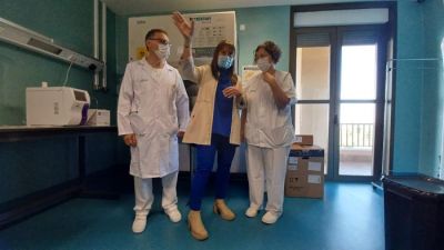 Repollés, esta mañana, en la Unidad de Aislamiento para Enfermedades de Alta Transmisibilidad del Hospital Royo Villanova, junto al jefe de Medicina Interna, Jesús Díez Manglano, y a la internista Esther del Corral. / Gobierno de Aragón