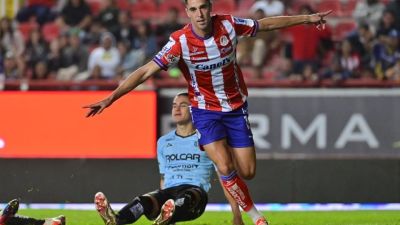 Sabin Merino celebra uno de los dos goles que ha marcado con el Atlético San Luis.