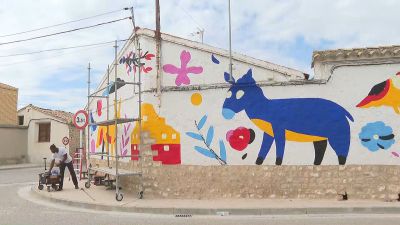 Samuel Akinfenwa trabaja sobre su mural