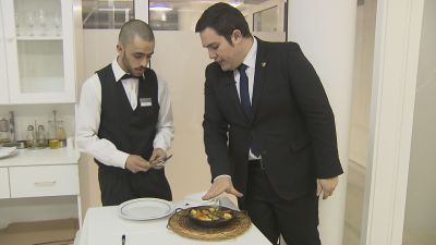 Un maestro enseñando a su alumno en la Escuela de Hostelería.