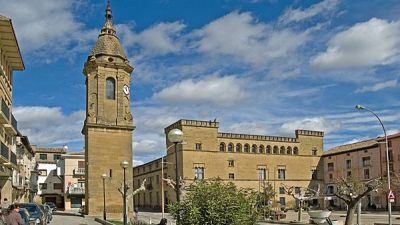 Imagen de la plaza Ramón y Cajal, en Ayerbe. / Archivo