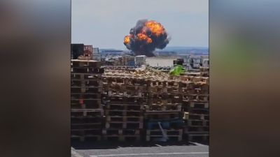 Al chocar contra el suelo, el caza ha provocado una gran explosión.
