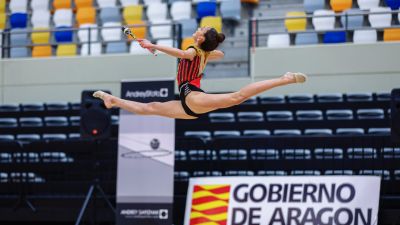 Ixeia García, del club Ritmica Utebo, realiza un ejercicio.