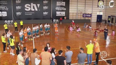 Las jugadoras del Sala Zaragoza, a la derecha, lamentan su descenso al finalizar el encuentro.