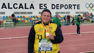 Vanesa Gil posa con la medalla de plata conquistada en Alcalá de Henares.