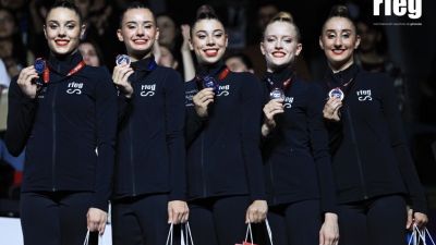 Inés Bergua, segunda por la izquierda, posa con la medalla de bronce este domingo.