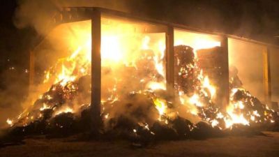 En la nave había 300 pacas de paja, que han ardido. | SPEIS DPH