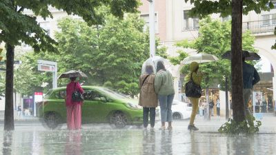 Varios viandantes con paraguas este lunes en Zaragoza.
