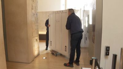 La obra, cedida por el Museo del Prado, ha llegado este martes a Teruel en un transporte especial desde Madrid.