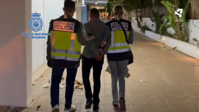 Agentes de Policía Nacional en el momento de la detención.
