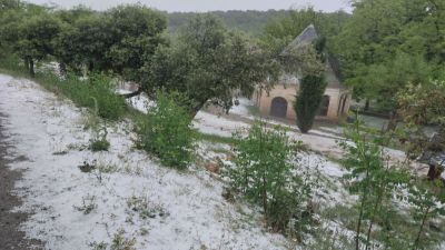 Benabarre cubierto de blanco por la granizada de ayer / Ángel Roy y J. Alberto Lascorz