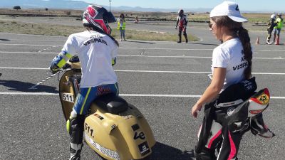 Sara Romá y Marta Herencia durante una preparación de salida.
