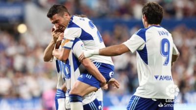 Zapater se abraza durante el encuentro de este viernes.