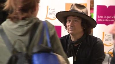 Enrique Bunbury durante la firma de su poemario el pasado mes de abril.