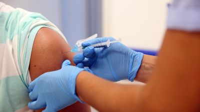 Un sanitario pone una vacuna. / Europa Press