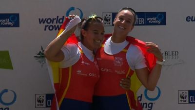 Aina Cid y Esther Briz (derecha) celebran el bronce conseguido este domingo en Bled.