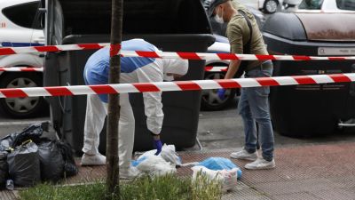 Miembros de la Ertzaintza buscan pruebas durante la investigación del presunto crimen machista. (EFE/ David Aguilar)