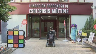 Un paciente con esclerósis múltiple acude a la Fundación.