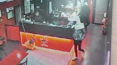 Imagen de las cámaras de seguridad del presunto atracador en el interior de un establecimiento de apuestas de juego en Zaragoza. / Policía Nacional