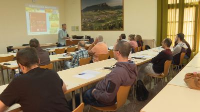 Un grupo de alumnos asiste a uno de los cursos celebrados en Jaca en 2022.