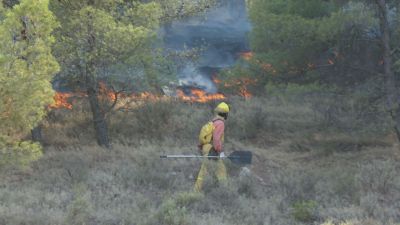 Efectivo de bomberos sofocando un incendio.