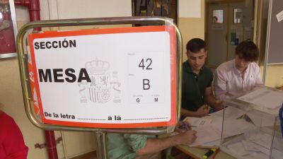 Mesa electoral en el colegio Virgen del Pilar de Zaragoza durante el 28 de mayo.