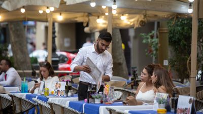 Un camarero atiende a una mesa. / Europa Press