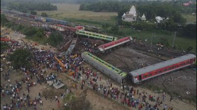 Dos trenes de pasajeros y uno de mercancías chocaron en el estado de Odisha (India).