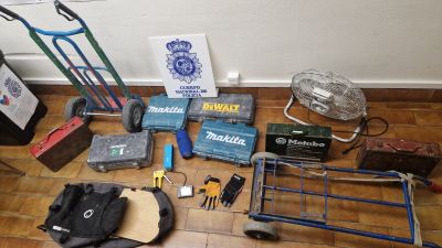 Material de trabajo robado de varios vehículos que la Policía Nacional encontró en casa del detenido.