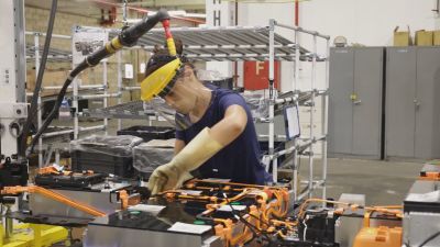 Un trabajador en una fábrica.